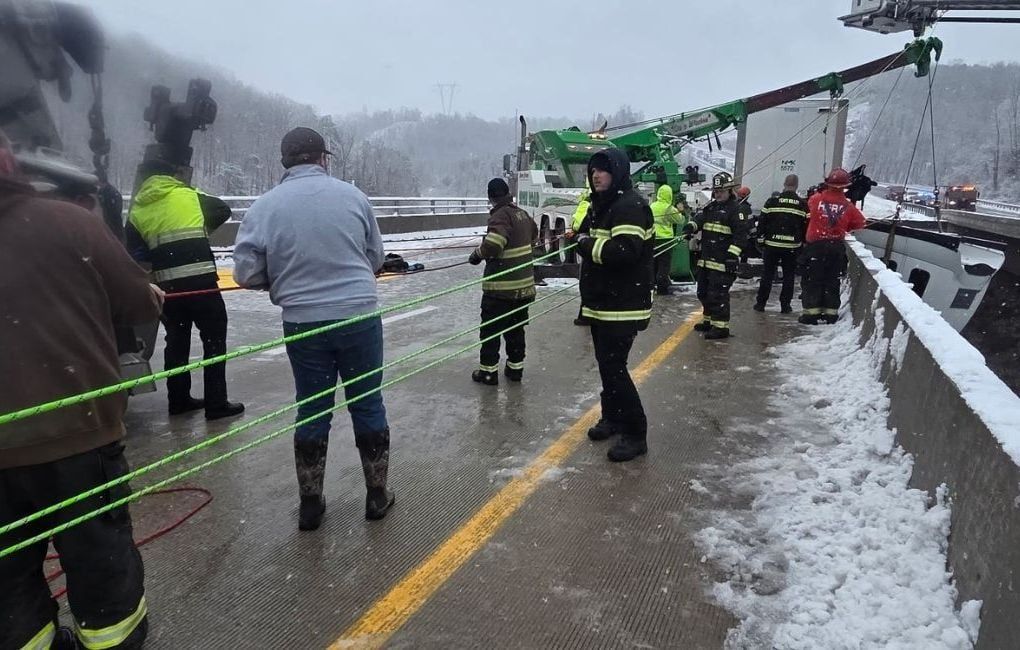 Un camion suspendu dans le vide : un sauvetage héroïque en Virginie-Occidentale
