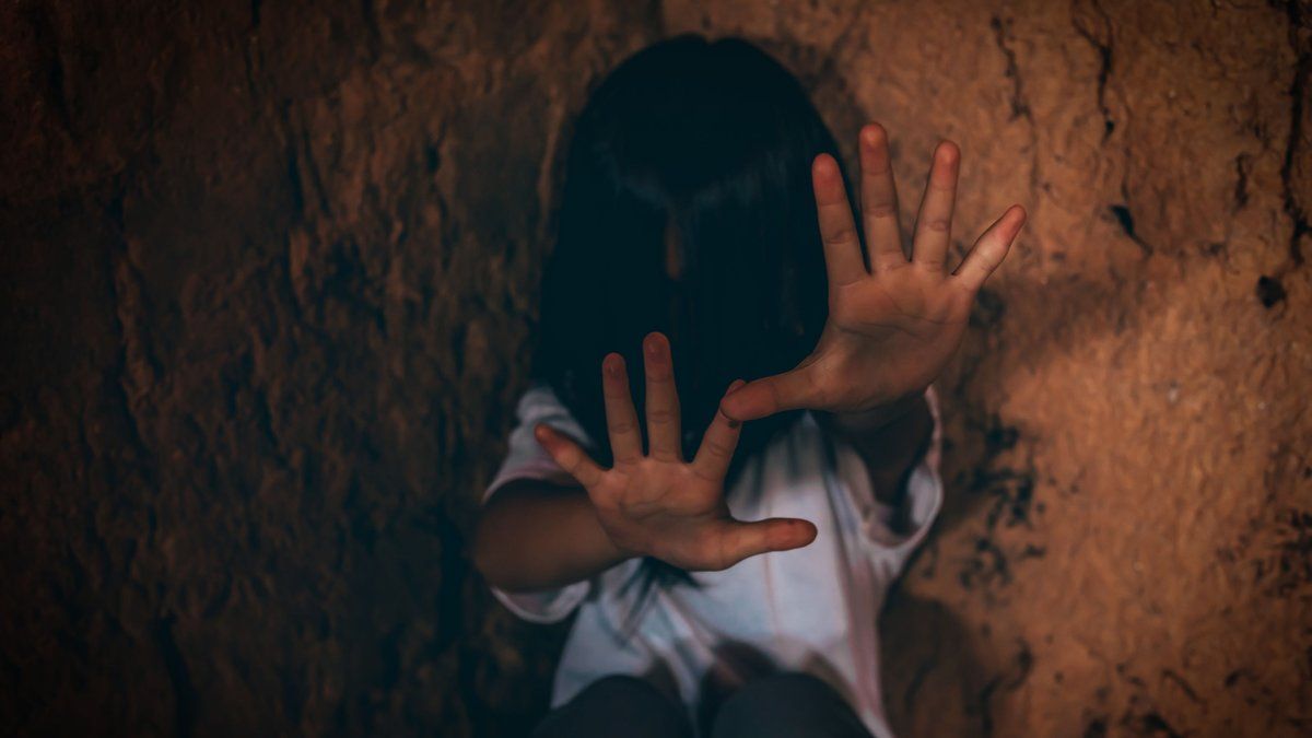 L'horreur au camp chrétien : un directeur drogue et abuse des enfants