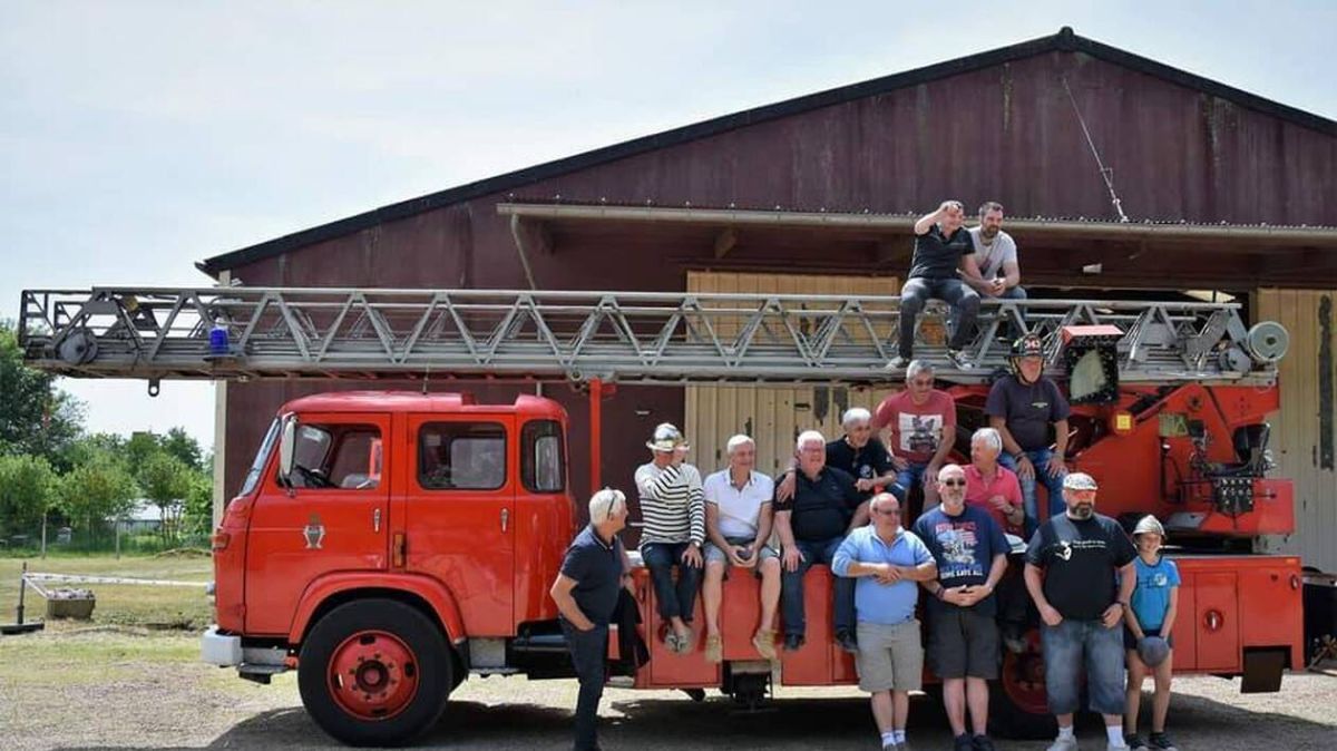 Des apprentis redonnent vie à un camion de pompier vintage
