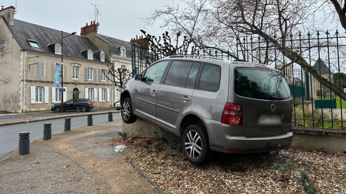 Un automobiliste s'accroche à la grille de Belle-Isle à Châteauroux