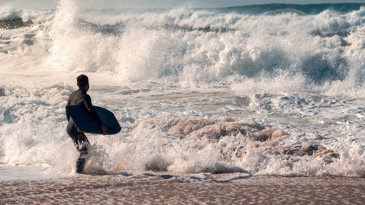 Un drame sur les vagues : un jeune surfeur perd la vie à Saint-Jean-de-Luz