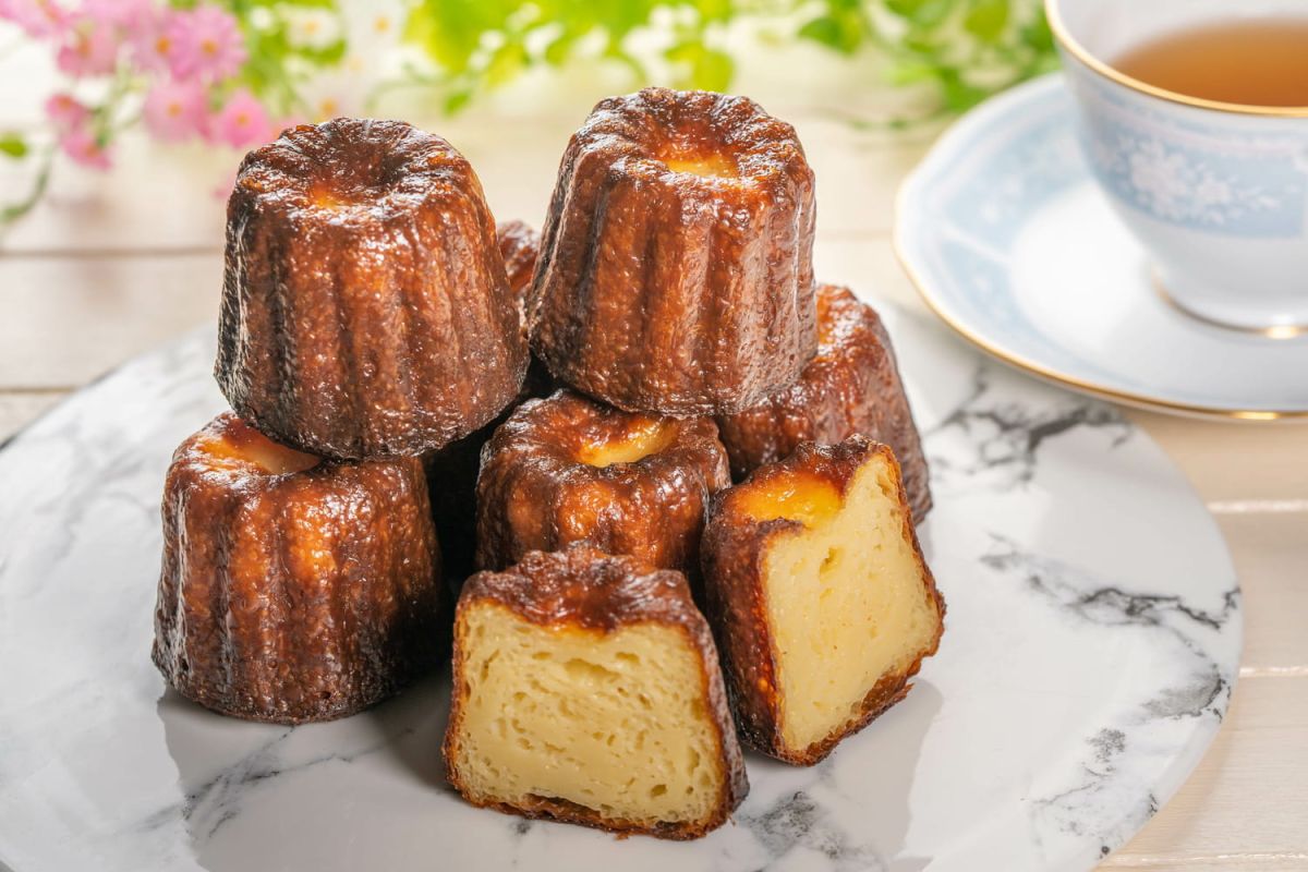 Les secrets de Cyril Lignac pour des cannelés bordelais irrésistibles