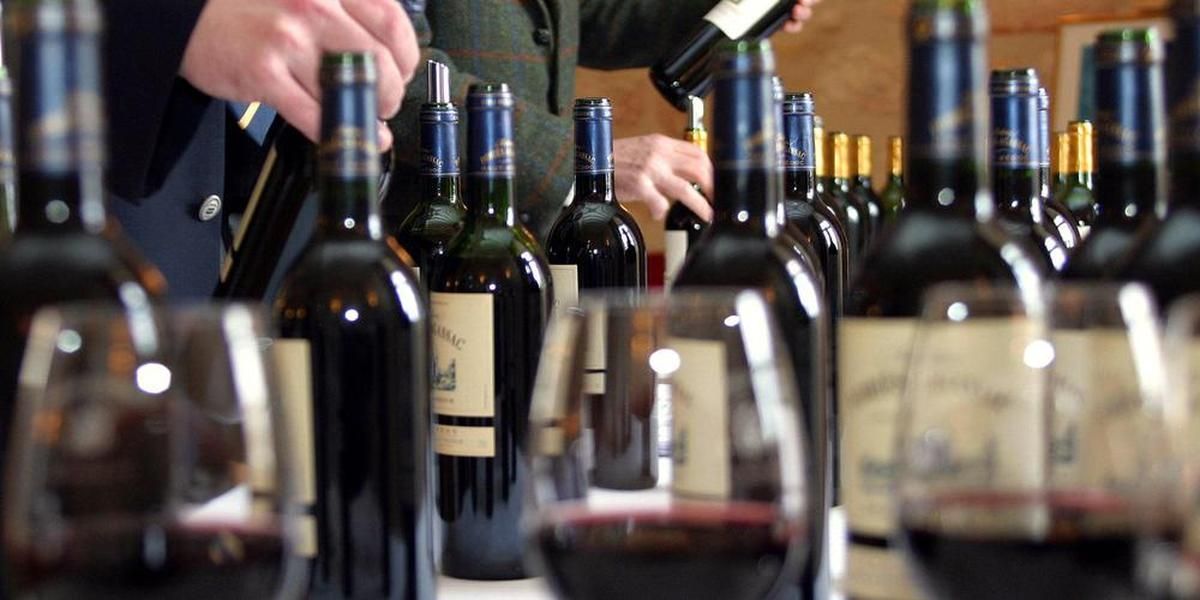 Un homme arrêté à Bordeaux avec un sac rempli de vin : une histoire surprenante