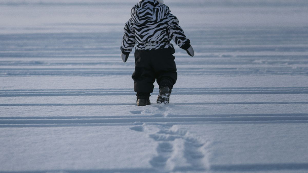 Une petite fille retrouvée seule dans les bois : la triste histoire d'une enfance menacée
