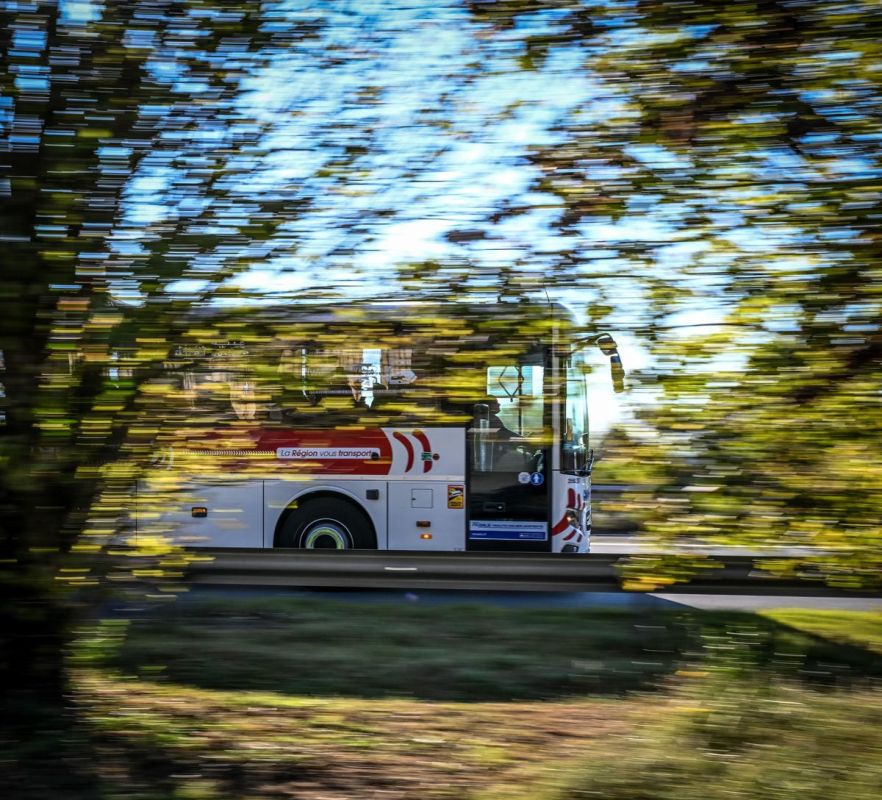 Un héros au volant : un chauffeur de car sauve ses lycéens avant de perdre la vie