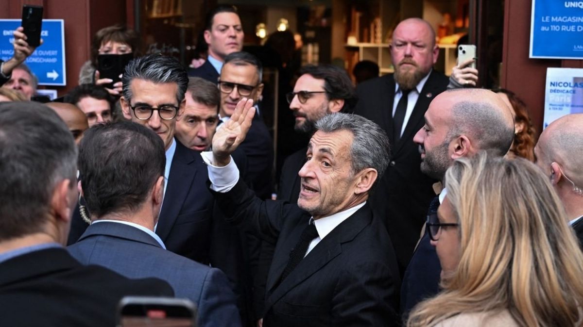 Sarkozy à Paris : une dédicace sous le signe de la controverse