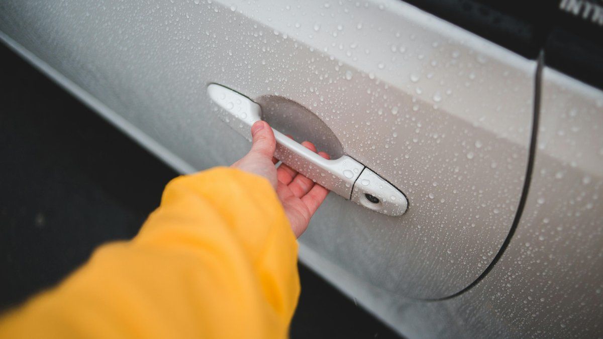 Une rencontre inattendue : une femme découvre un fugitif dans sa voiture