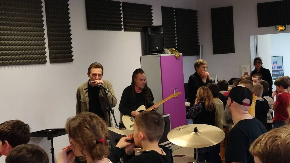 Les écoliers de Valognes enchantent avec Greg Zlap, l'harmoniciste de Johnny Hallyday