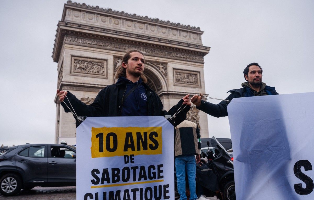 Alors que Paris célèbre l’accord de Paris, Greenpeace s’attaque aux retards climatiques