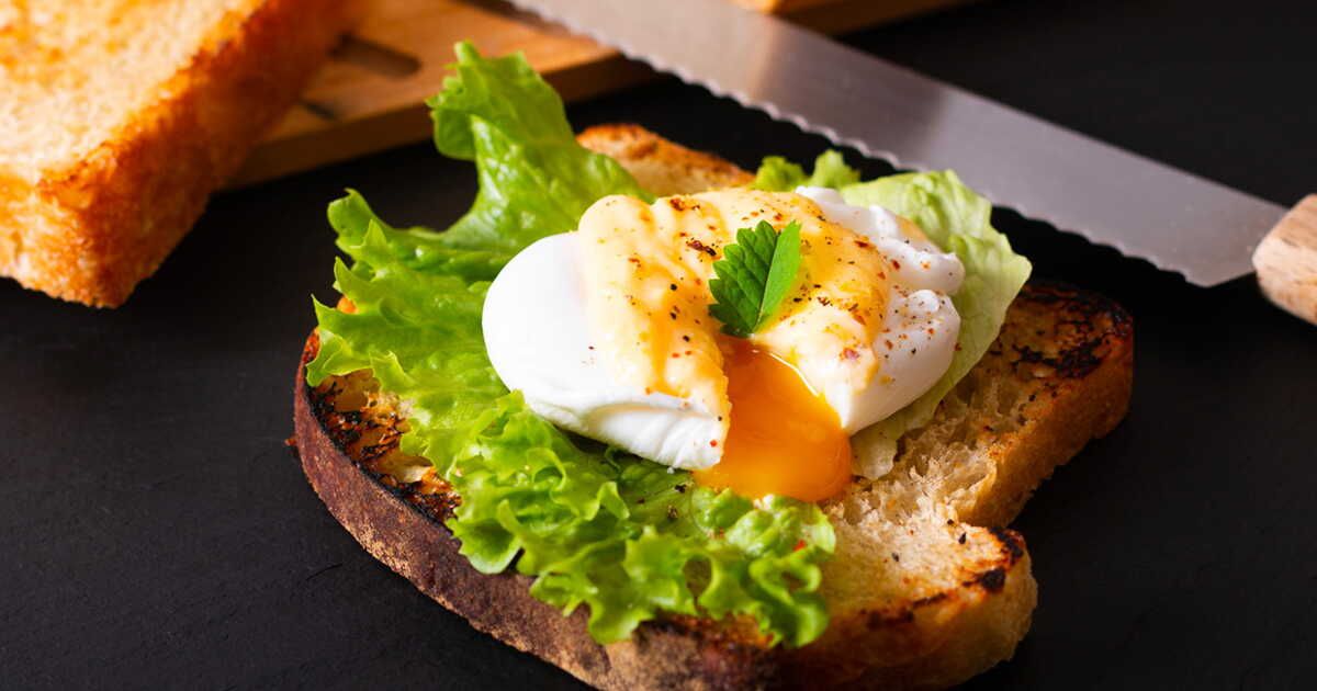 Réussir des œufs pochés sans vinaigre : une astuce inédite