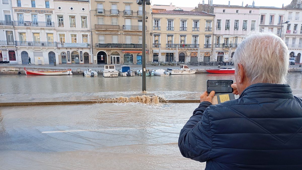 Une scène surréaliste à Sète : une conduite d’eau se rompt en plein centre-ville
