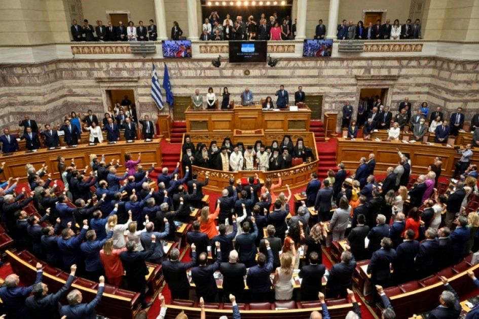 Le Parlement grec face à une crise de confiance : enjeux et perspectives