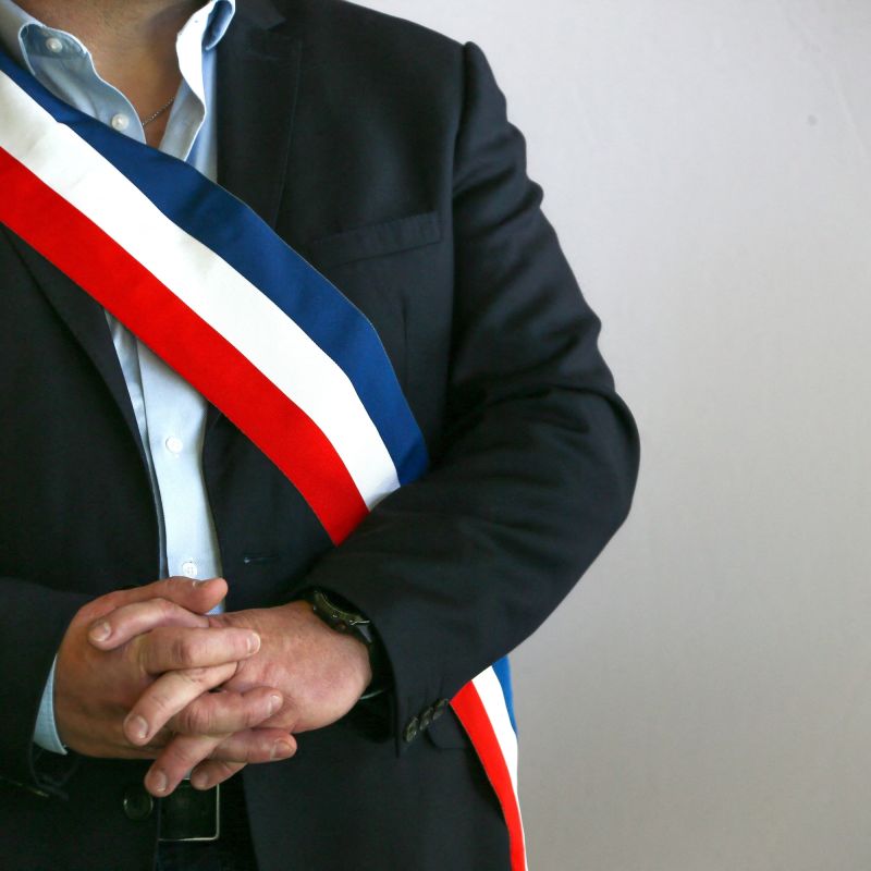 Un maire face à la justice : démission pour éviter un mariage controversé