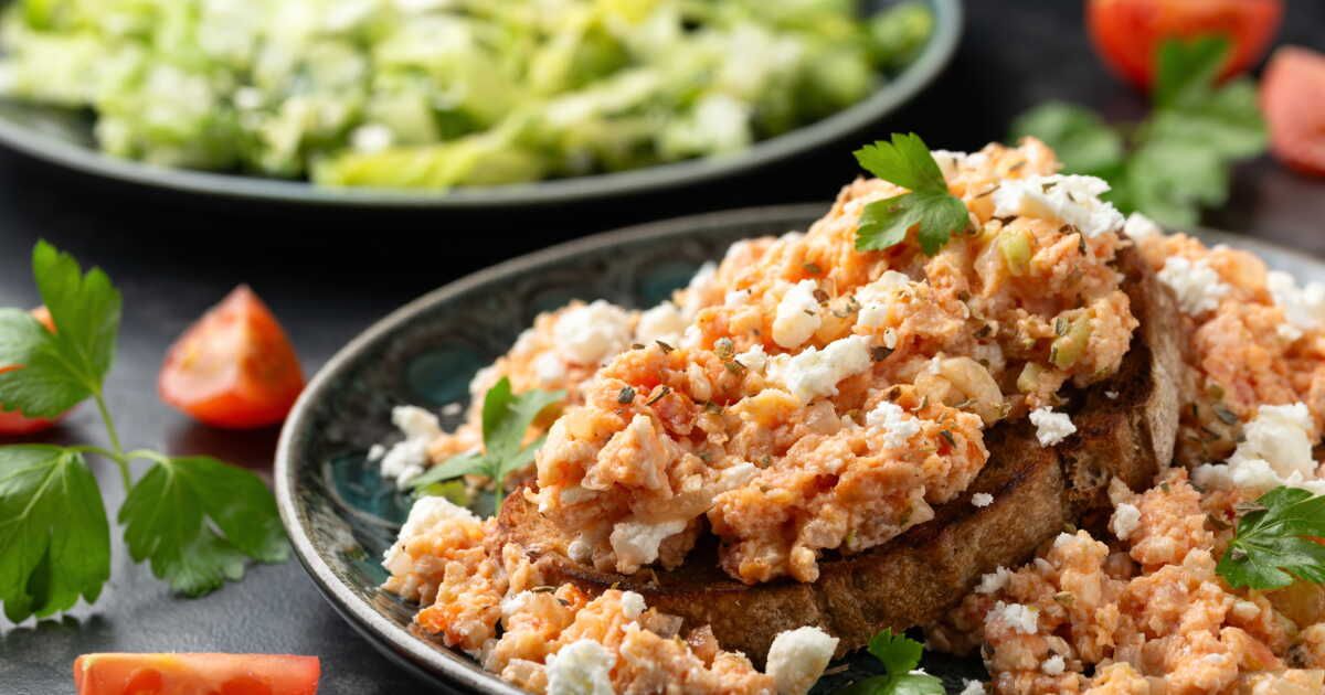 La strapatsada : un voyage culinaire en Grèce avec des œufs brouillés