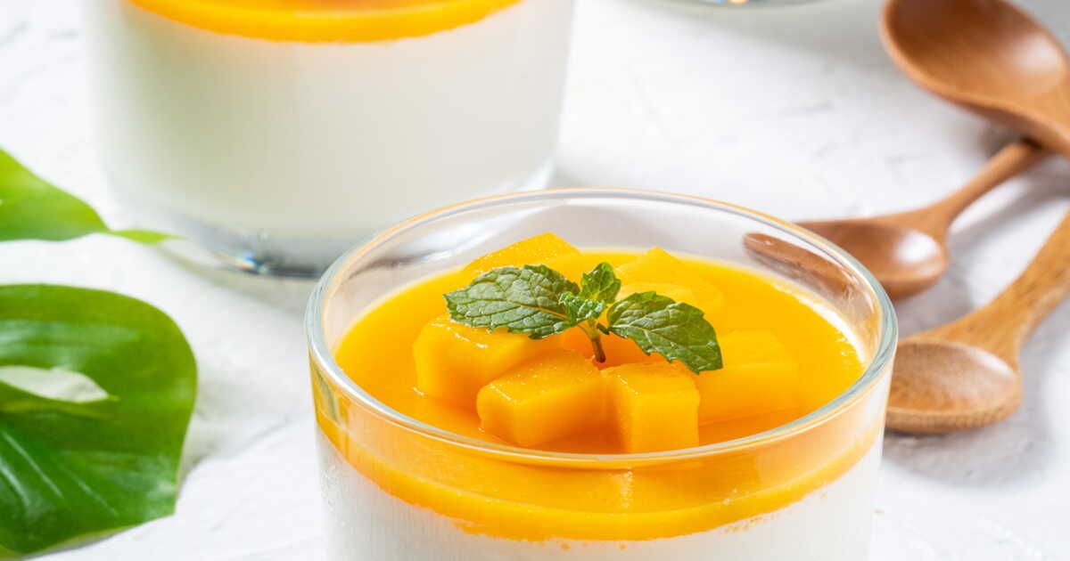 Offrez-vous un voyage tropical avec une panna cotta à la vanille et aux fruits exotiques
