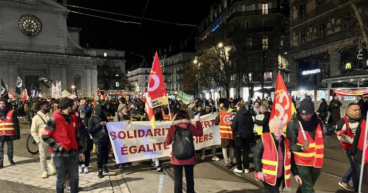 Un homme tente d'incendier le sapin de Noël à Grenoble lors d'une manifestation