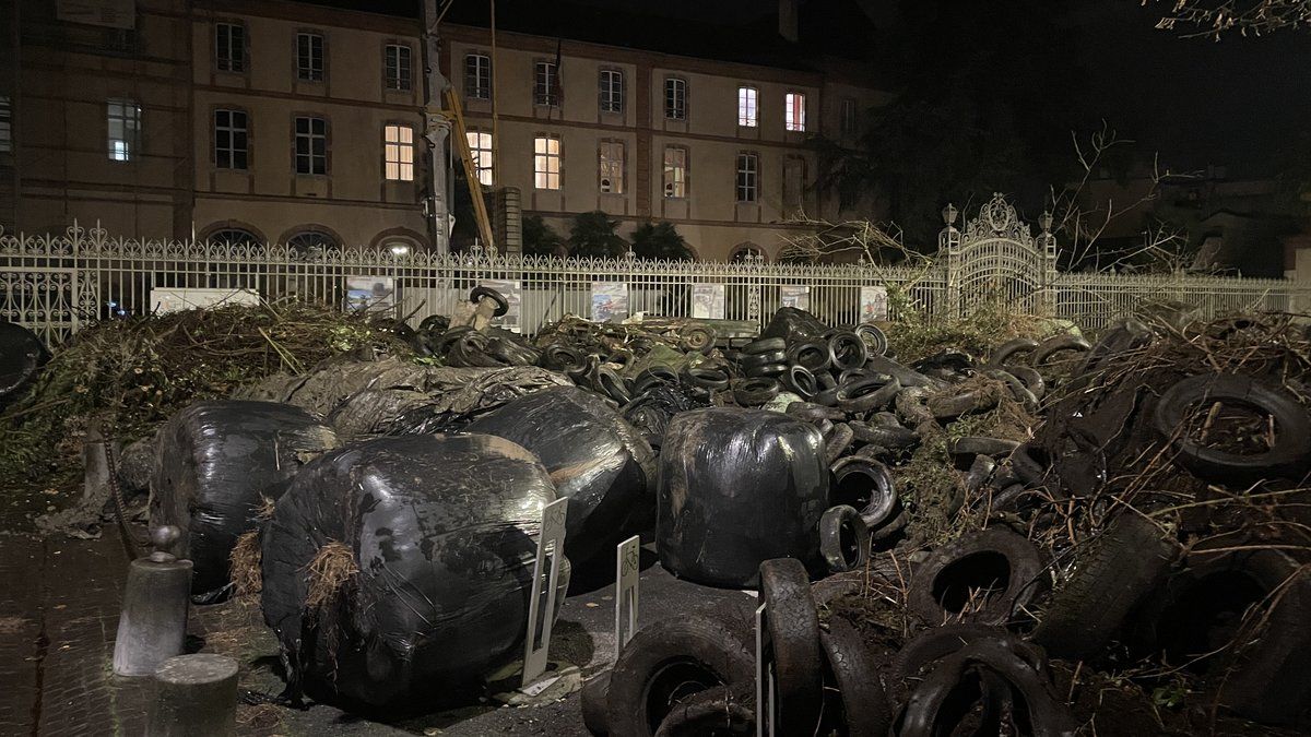 Les agriculteurs en colère déversent pneus et déchets devant la préfecture