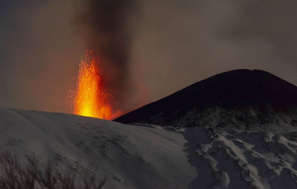 Le volcan Etna en éruption et sous la neige : un spectacle à couper le souffle