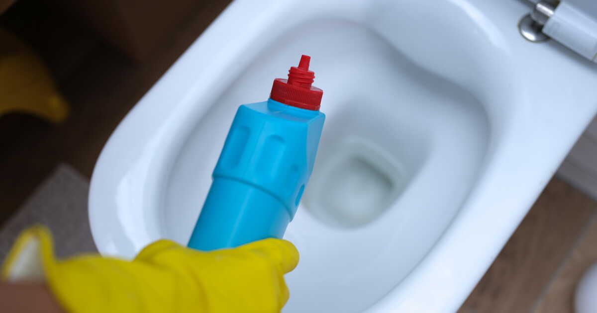 Manipuler l'acide chlorhydrique dans les toilettes : ce qu'il faut savoir