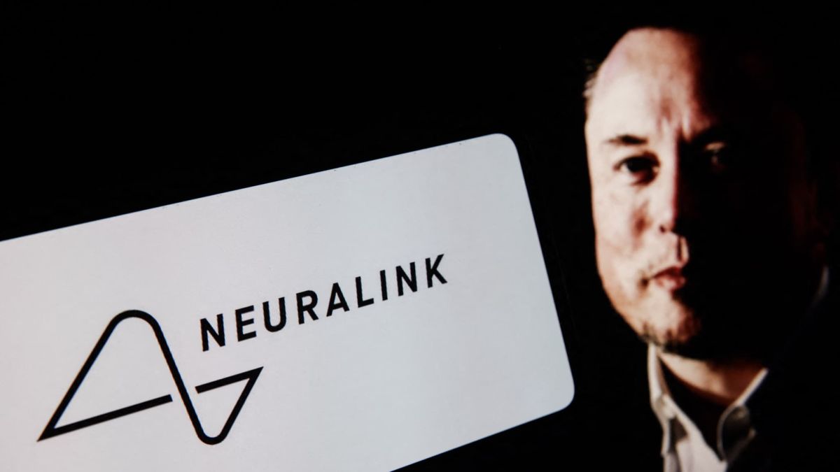 Neuralink : Elon Musk promet des implants cérébraux en production massive dès 2026