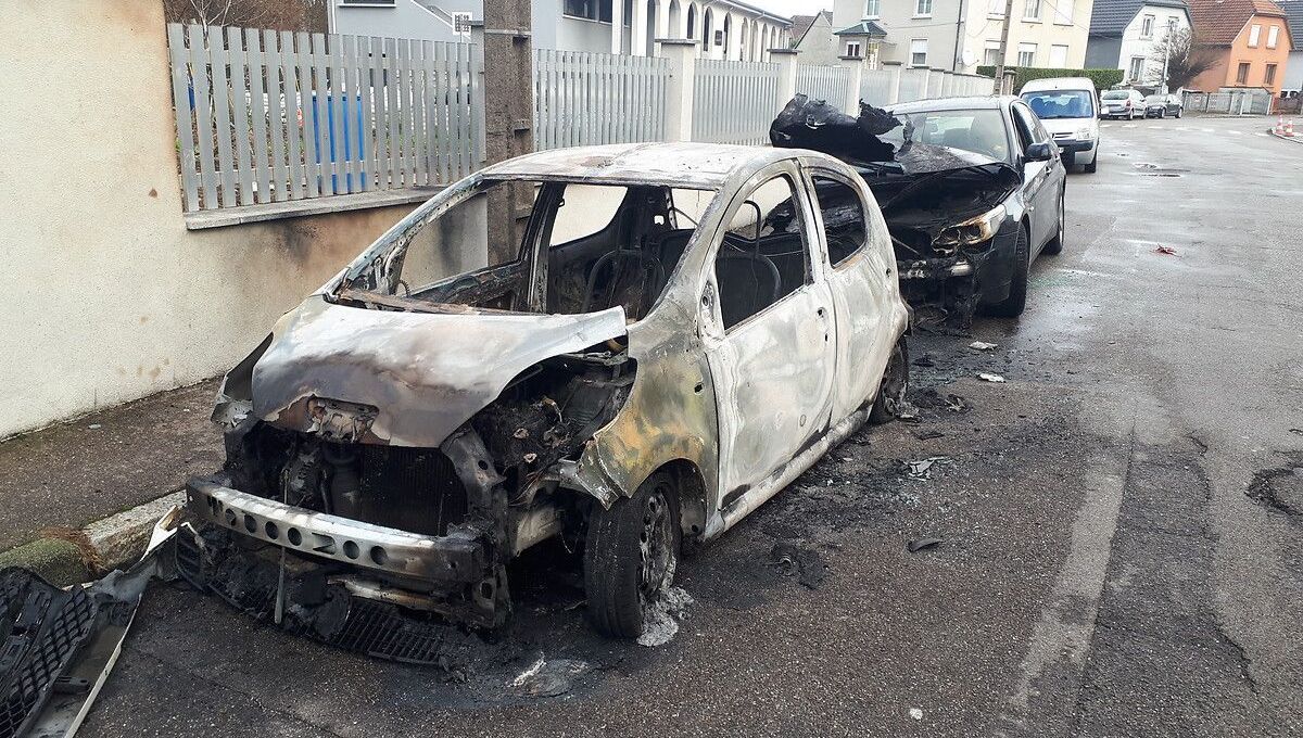 Violences nocturnes du Nouvel An : plus de 800 véhicules incendiés en France