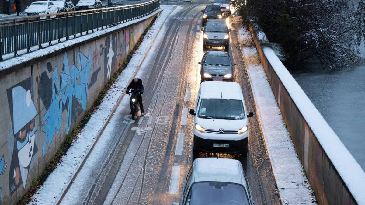 La tempête de neige paralyse l'ouest de la France : entre solidarité et tragédie