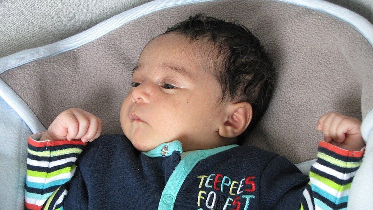 Les réactions racistes envers le premier bébé de l'année en Avignon choquent la France