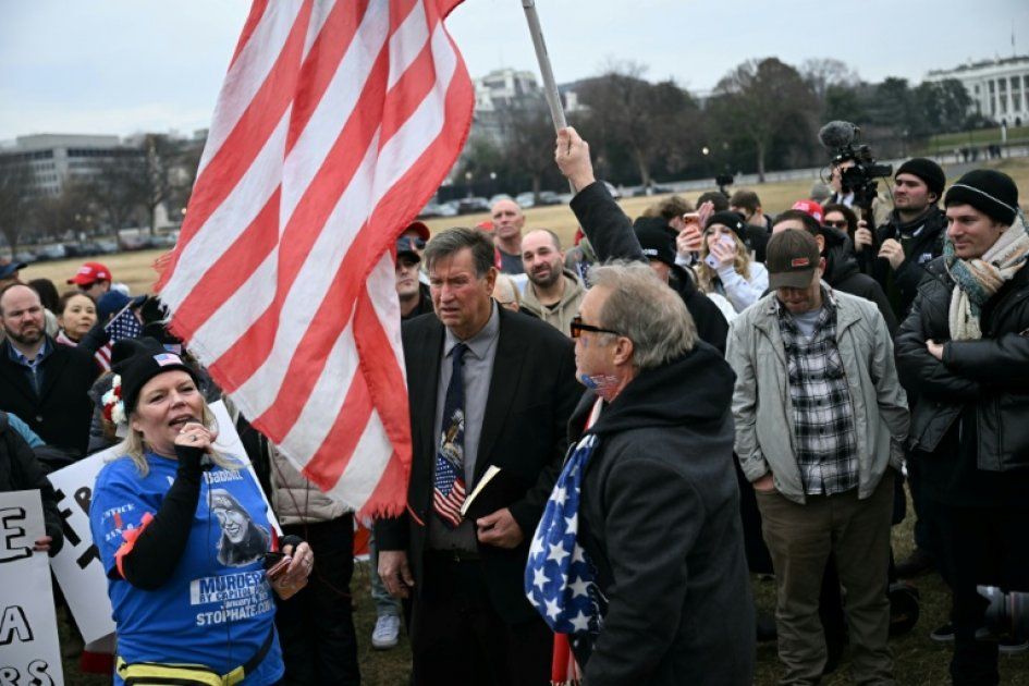 Retour sur l'assaut du Capitole : des partisans de Trump commémorent les 'martyrs'
