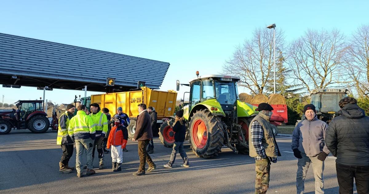 La colère des agriculteurs paralyse le péage de Saint-Marcellin