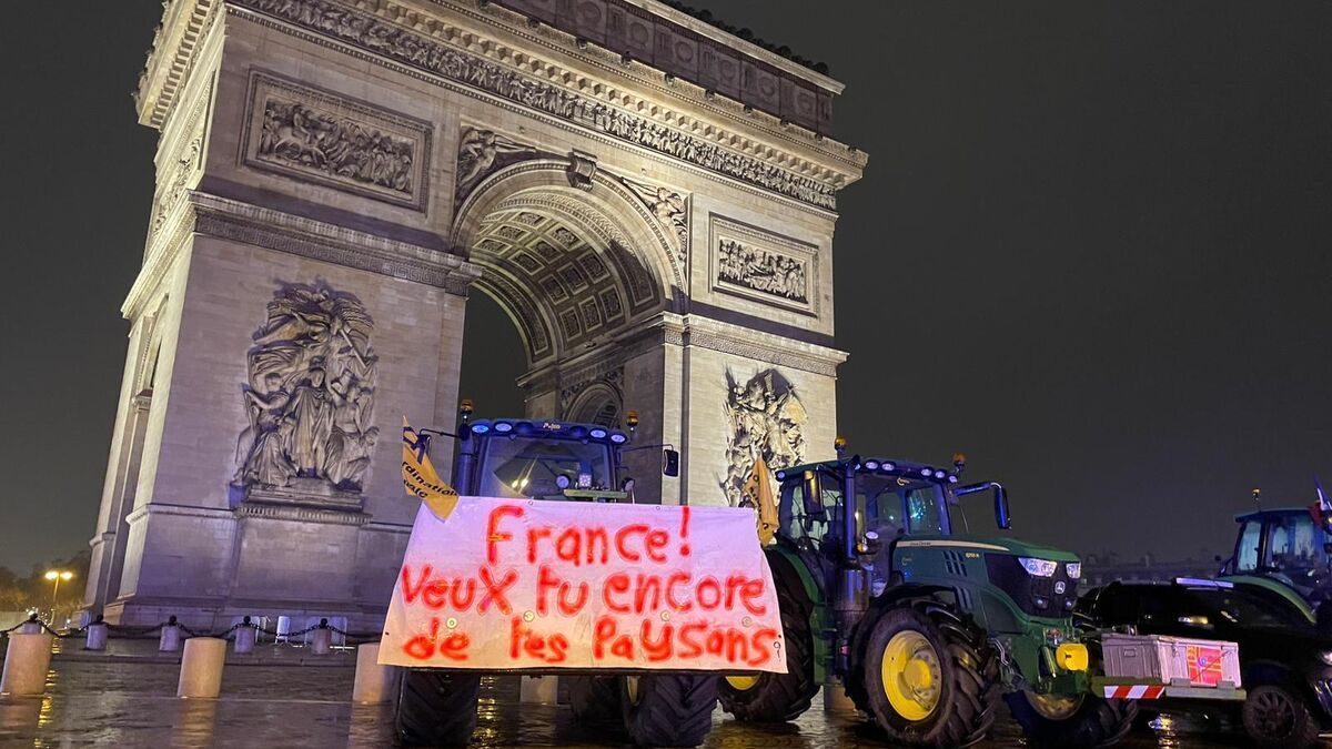 Les agriculteurs en colère paralysent Paris : une action symbolique devant des monuments