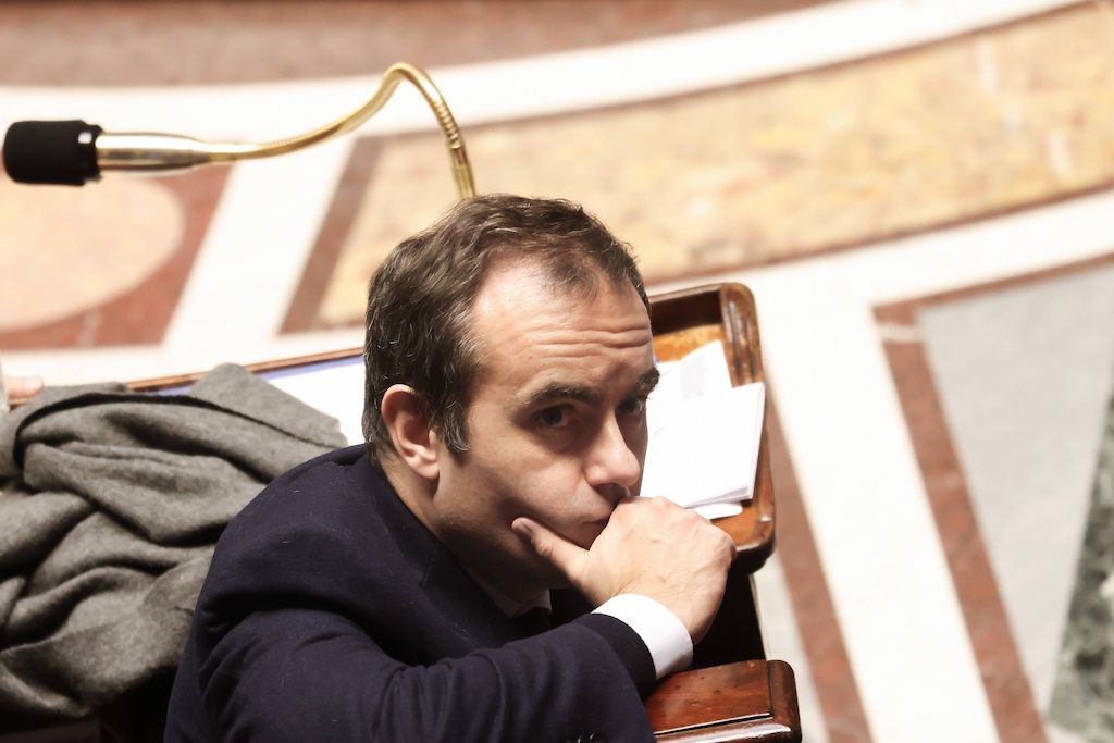 Sébastien Lecornu se défend face à la menace de dissolution