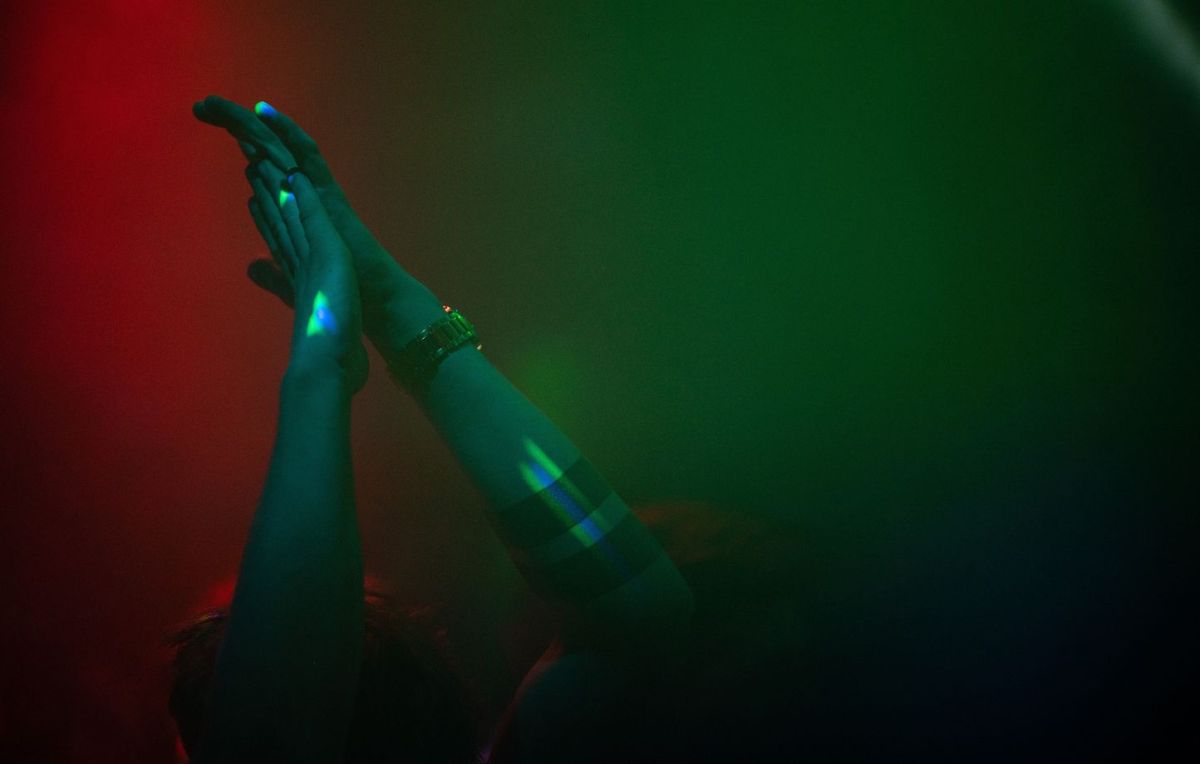 Une évacuation réussie à la discothèque de Sarthe : aucun blessé après un incendie