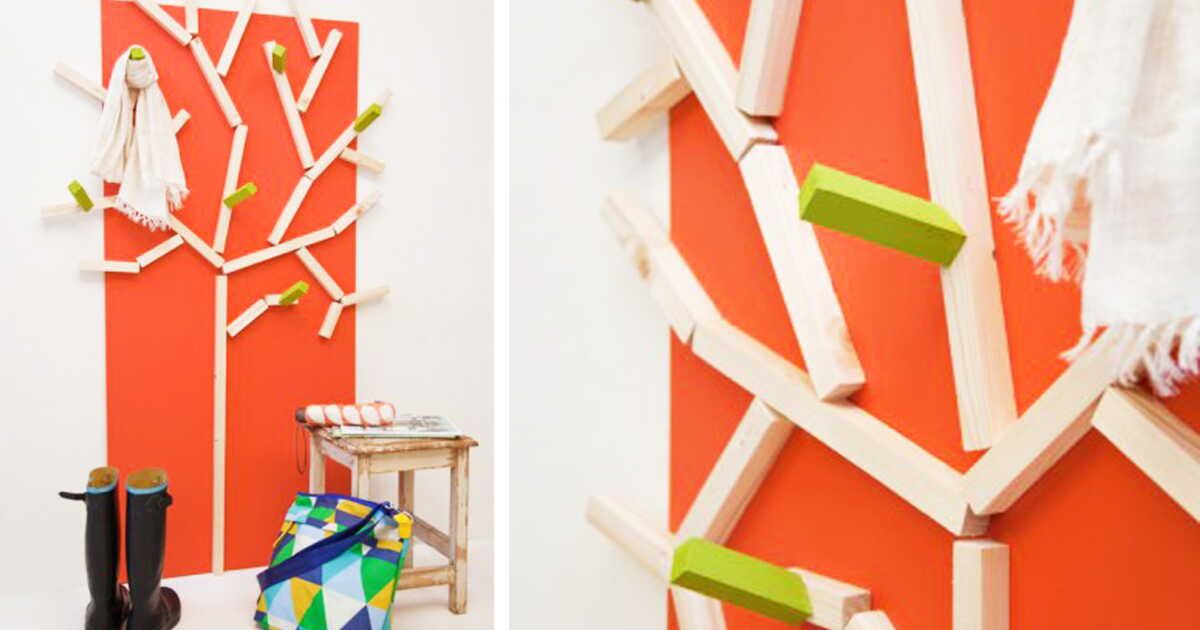 Un arbre porte-manteau en bois