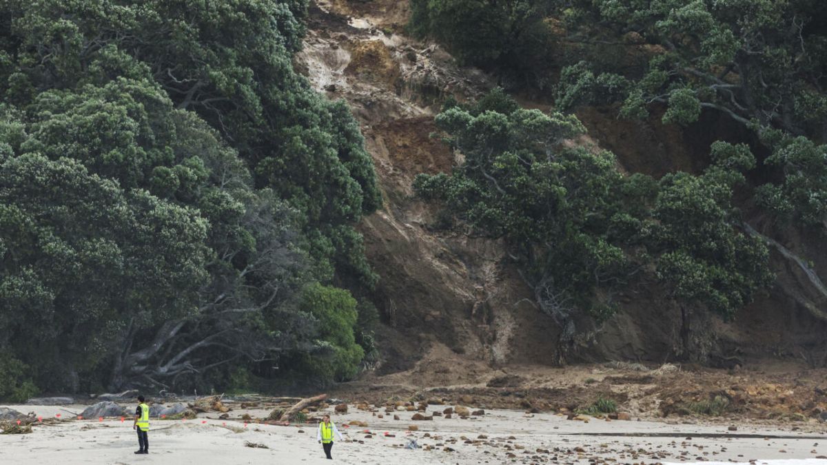 Nouvelle-Zélande : un glissement de terrain tragique enfouit des vies au camping