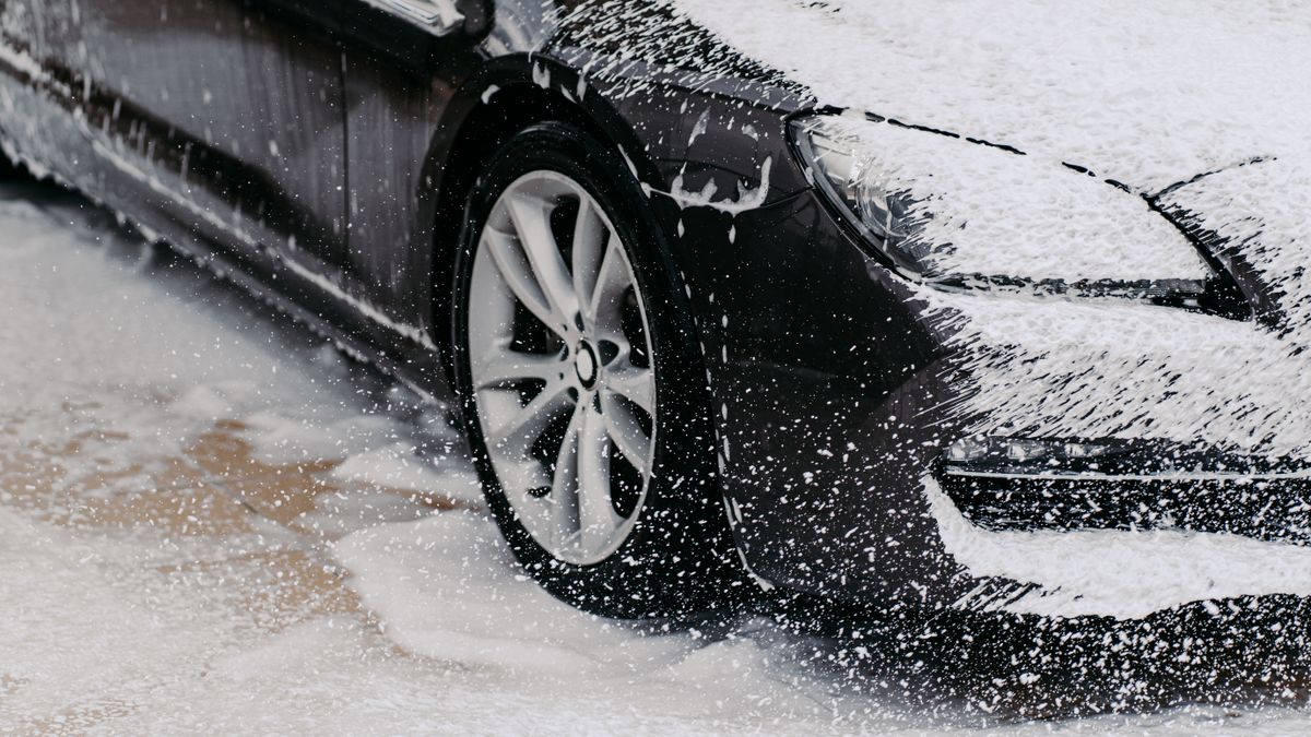 Rouler sans chaînes sur les routes enneigées : risques et conseils essentiels