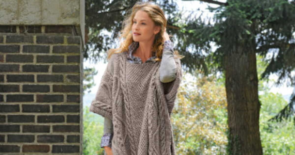 Un poncho à torsades : l'ouvrage phare des tricoteuses expérimentées