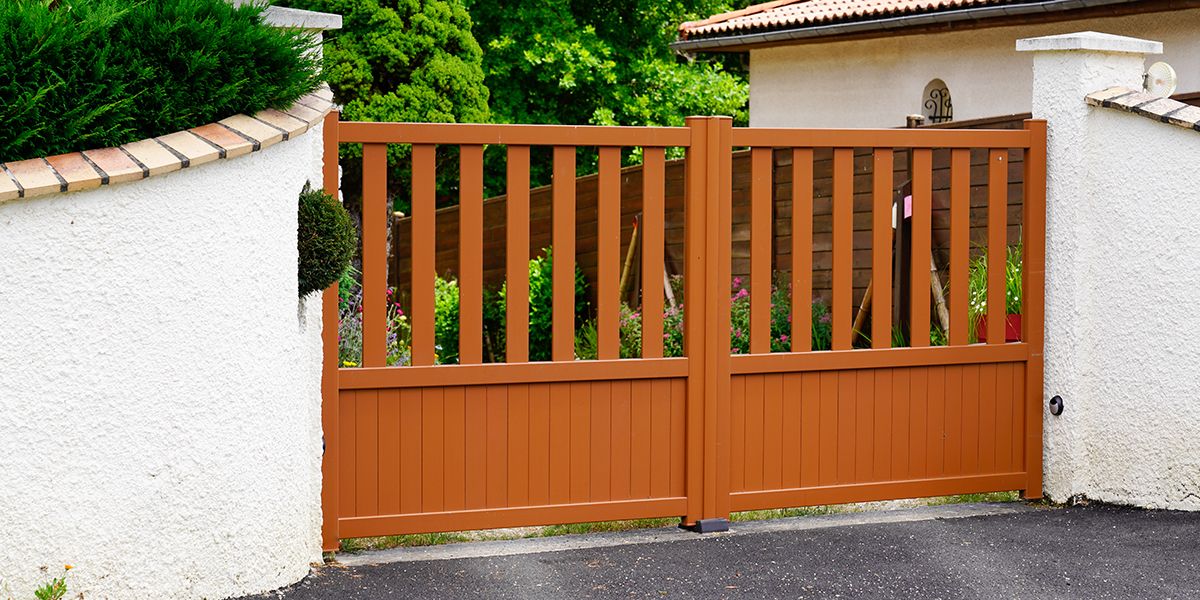 préserver son portail en bois : 10 gestes essentiels pour le protéger