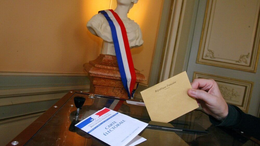 Un maire réélu malgré des accusations de viols : un retour encadré