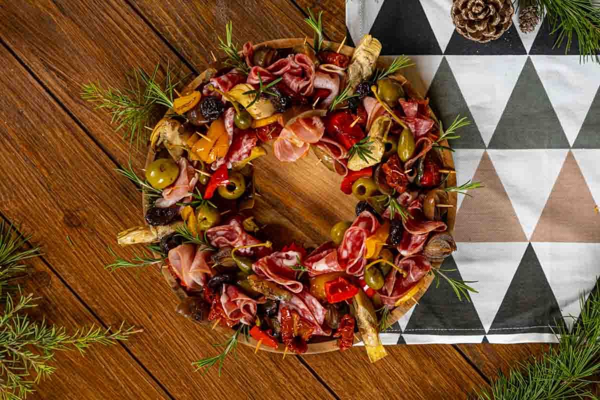 la couronne d'antipasti pour Noël