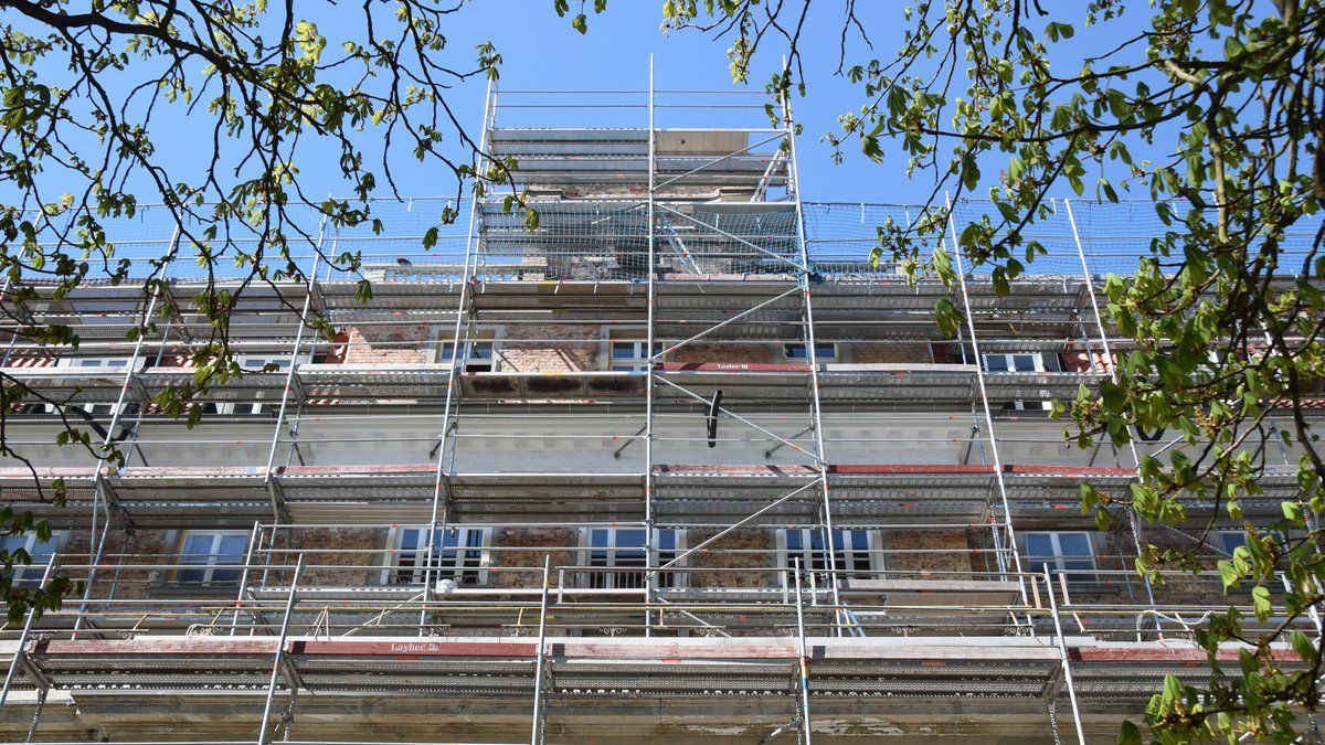 drame à annecy : un sauvetage spectaculaire d'une femme perchée sur un échafaudage