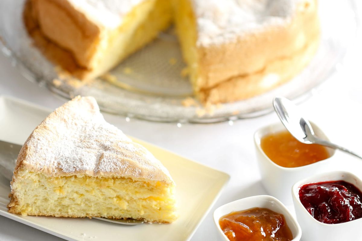 Cyril Lignac réinvente le biscuit de Savoie avec une crème de thé matcha