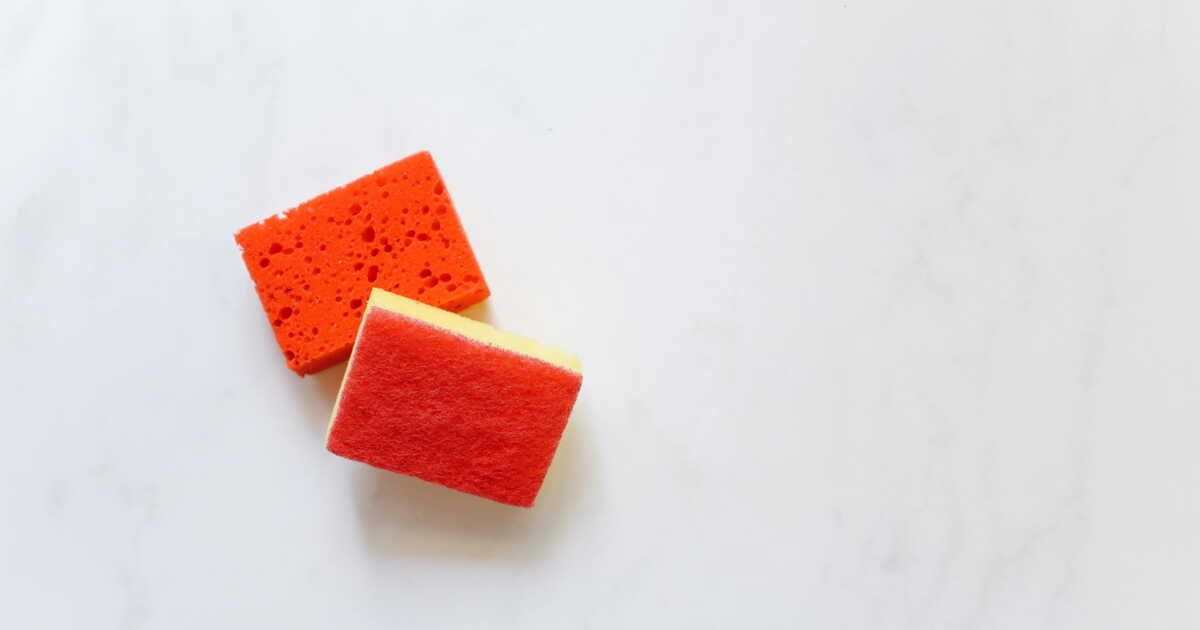 Réinventez le ponçage des surfaces inaccessibles avec cette astuce éponge