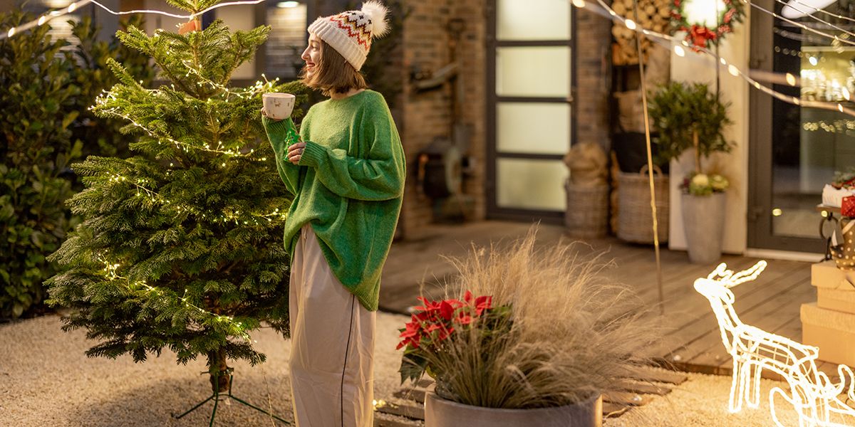 Comment décorer un sapin de Noël dans son jardin ou sur son balcon ?