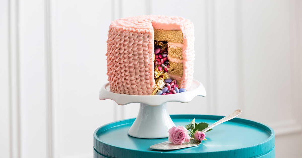 Dégustez l'explosion de saveurs d'un gâteau piñata