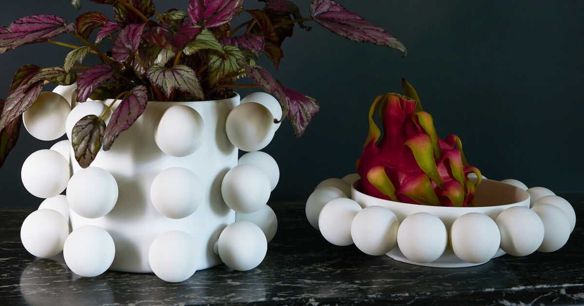 Transformez vos boules de ping-pong en vase tendance avec ce DIY facile