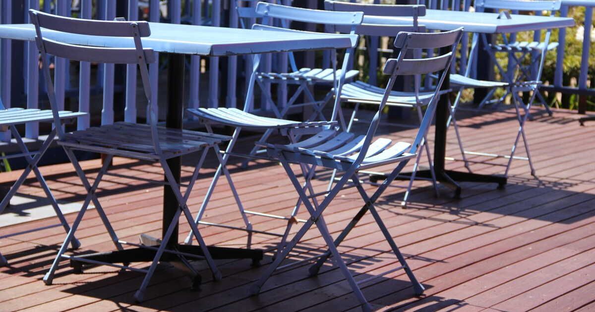 Dégraissage réussi : l'astuce incontournable pour raviver votre terrasse en bois
