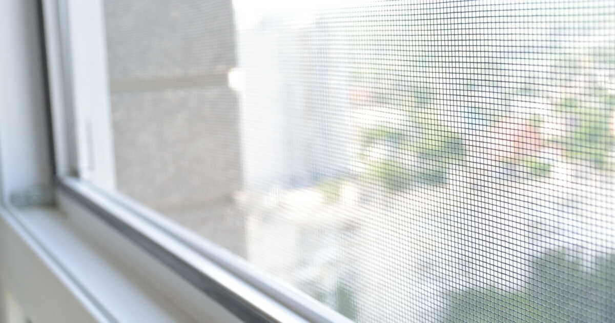 Facile et rapide : fabriquez votre moustiquaire sans perçage en un temps record