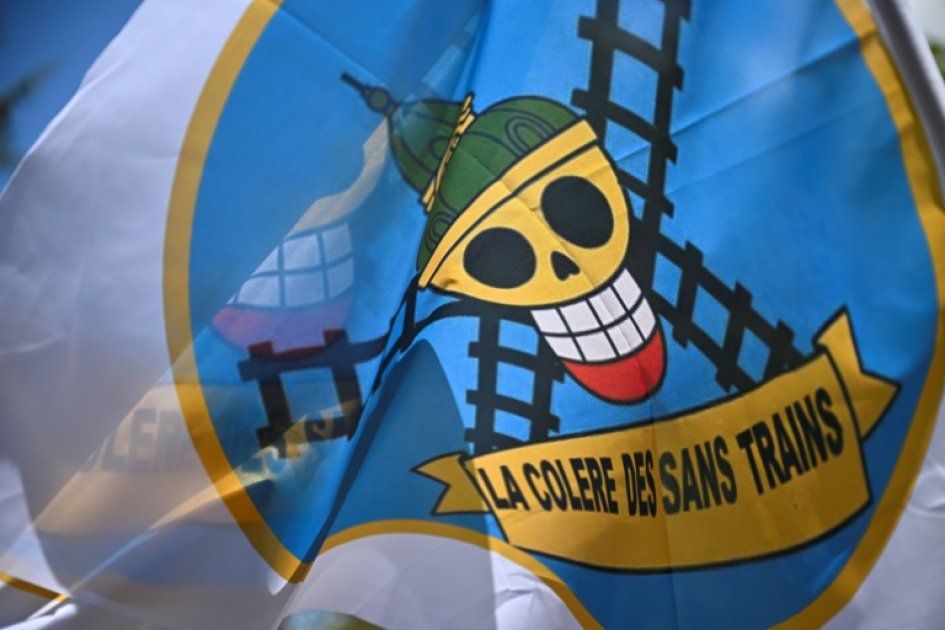 À Paris, des usagers sans trains interpellent les sénateurs pour défendre les petites lignes