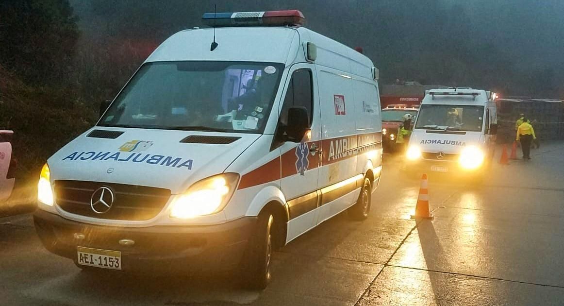 Tragédie sur la route : un car plonge dans un ravin en Équateur, 11 victimes