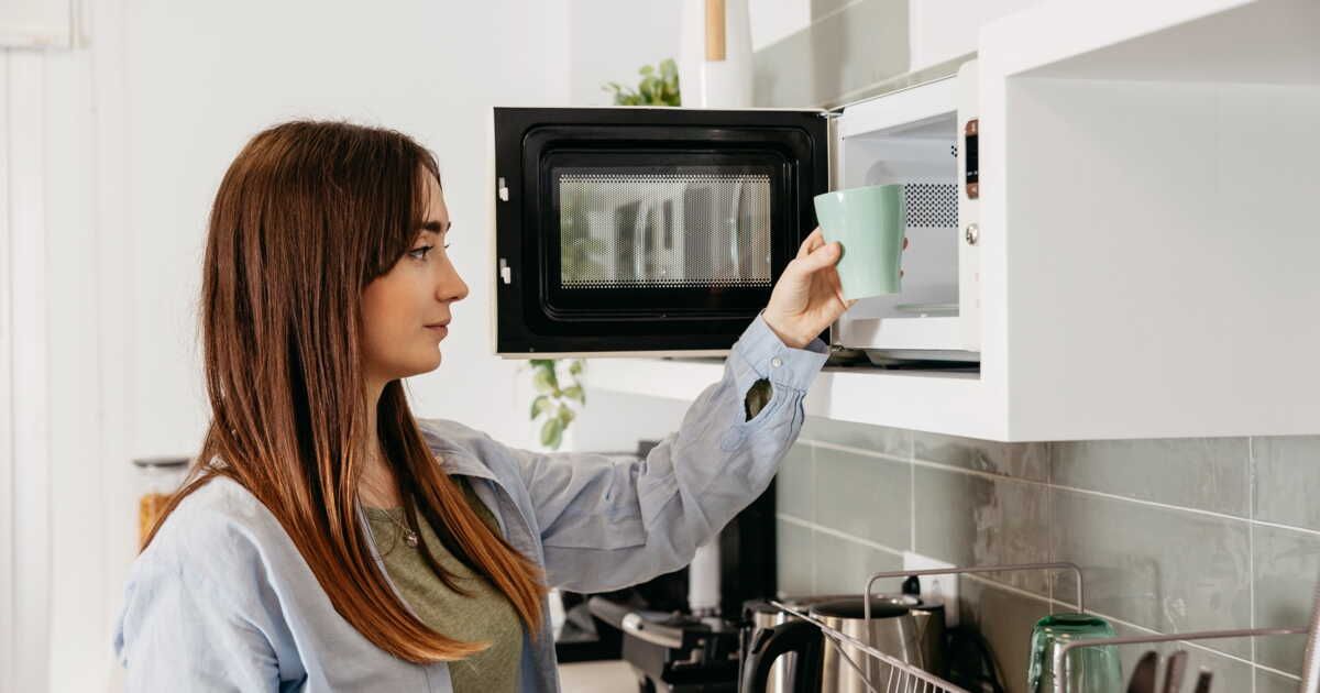 Redonnez vie à votre micro-ondes avec cette astuce de nettoyage surprenante
